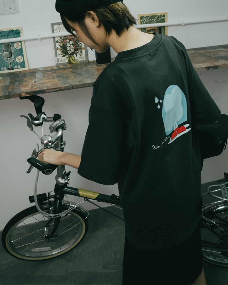 LULU Kiss The Rain Graphic Tee (Dark Grey)