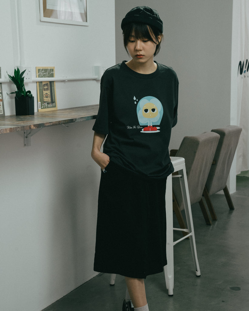 LULU Kiss The Rain Graphic Tee (Dark Grey)