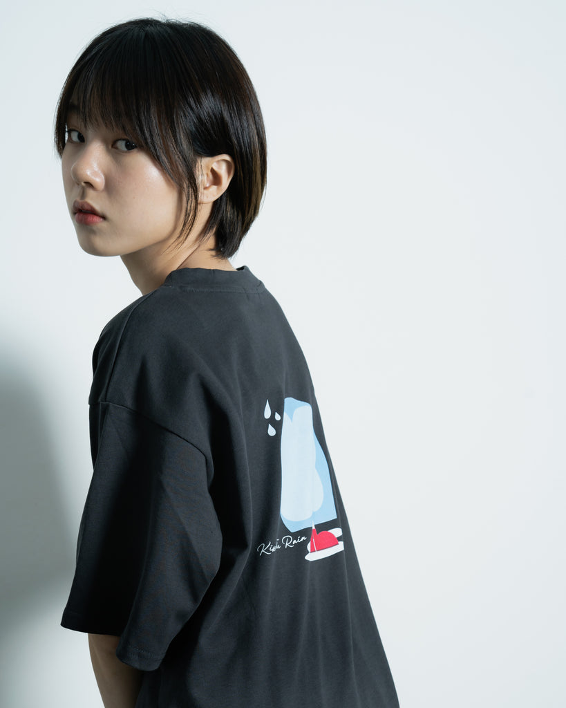 LULU Kiss The Rain Graphic Tee (Dark Grey)