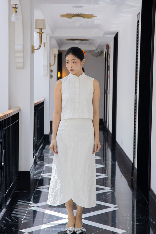 Moonlit Bloom Mandarin Collar Embroidery Sleeveless Top (White)