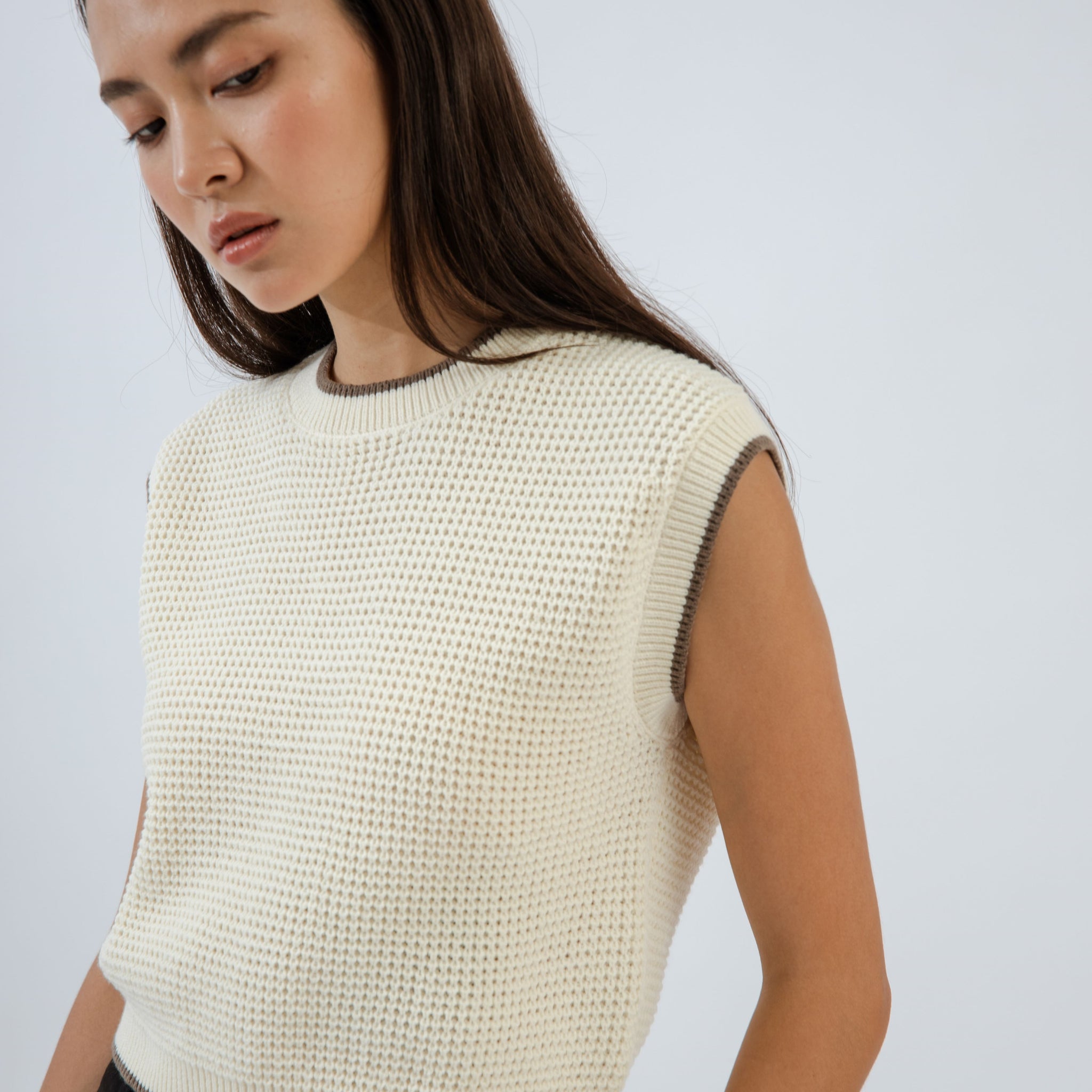 Contrast Trim Sleeveless Knit Vest (Beige)