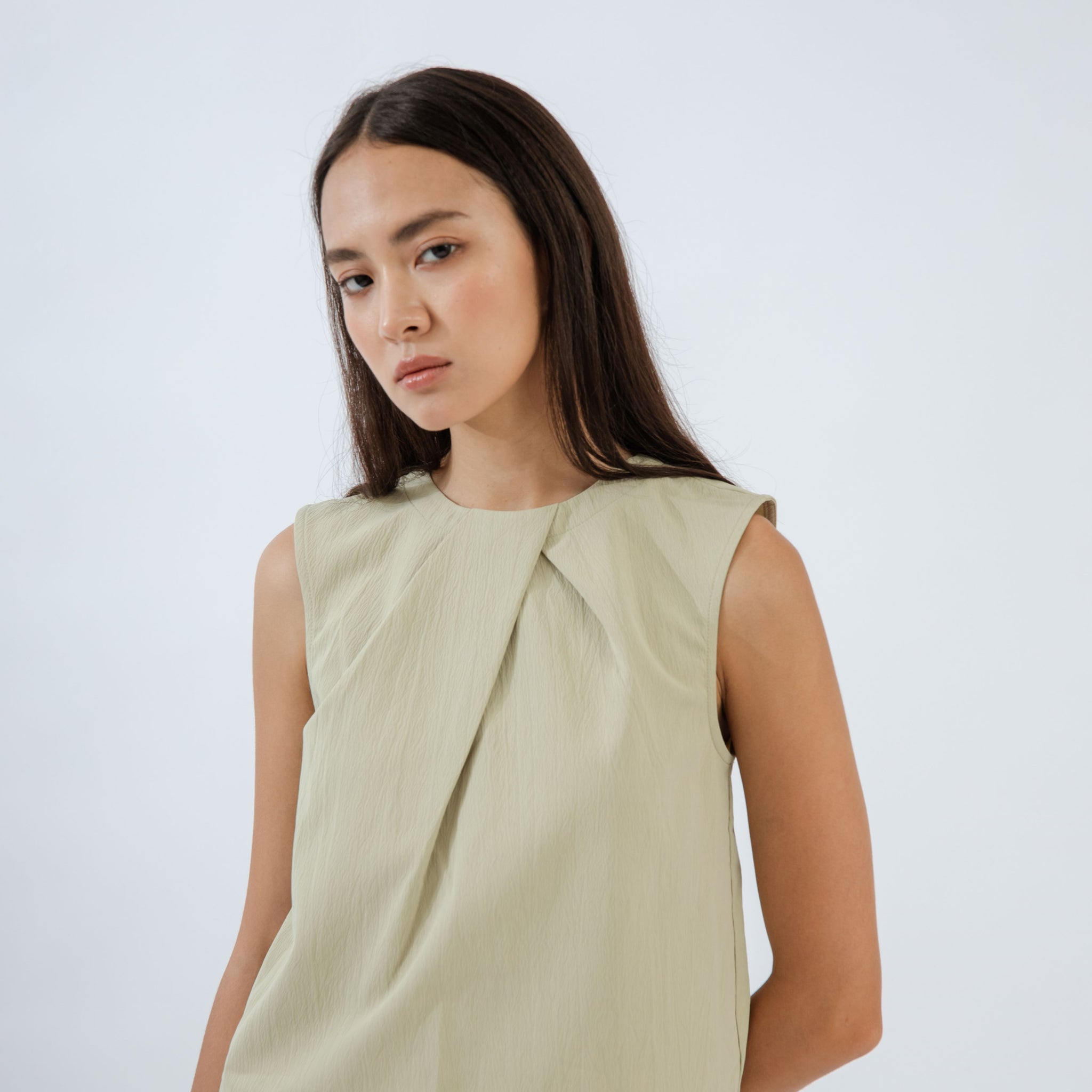Round Pleated Neckline Sleeveless Top (Green)