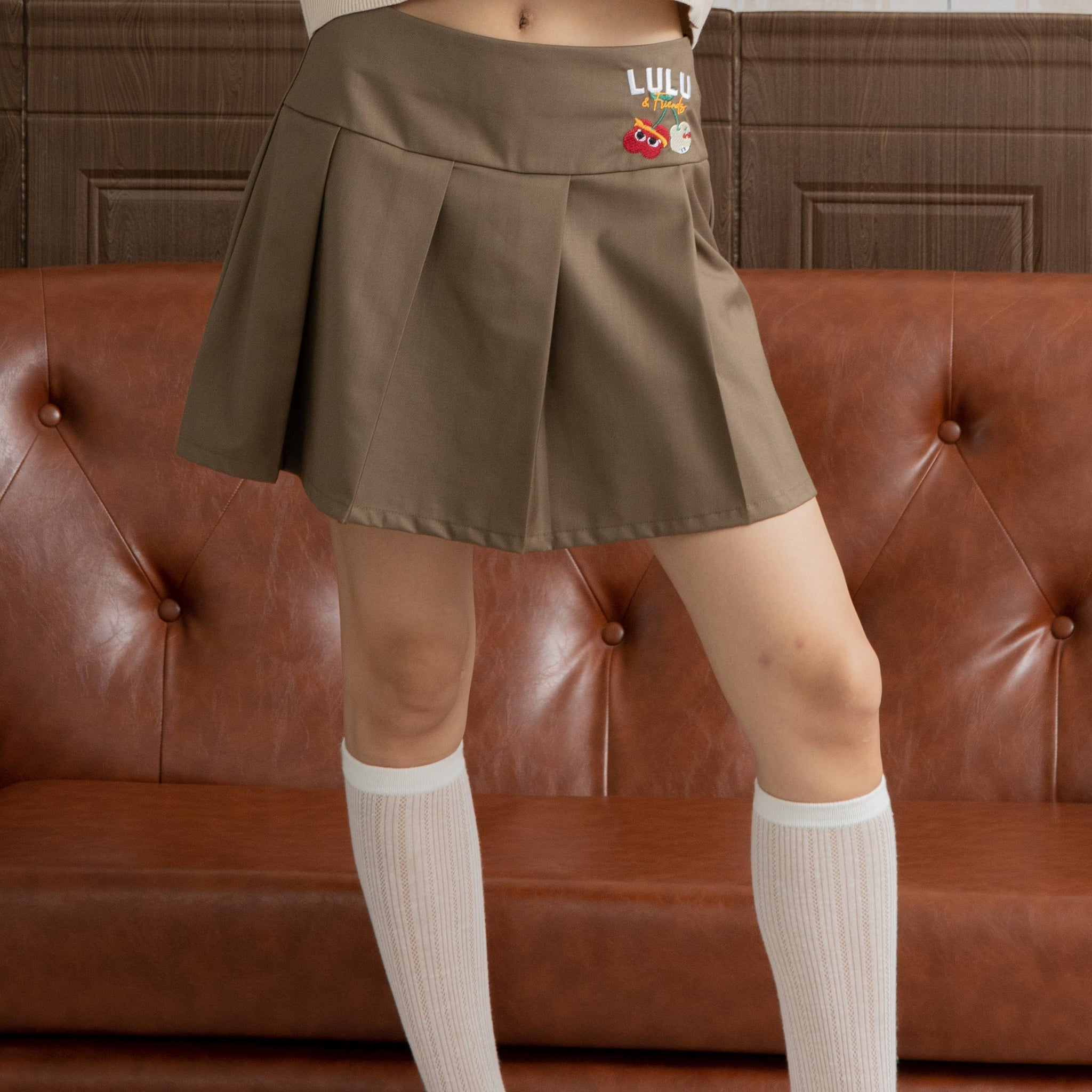 LULU Embroidery Pleated Short Skirt (Khaki Brown)