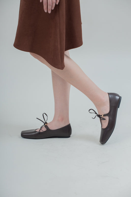 Square-Toe Adjustable Tie Flats (Chestnut)