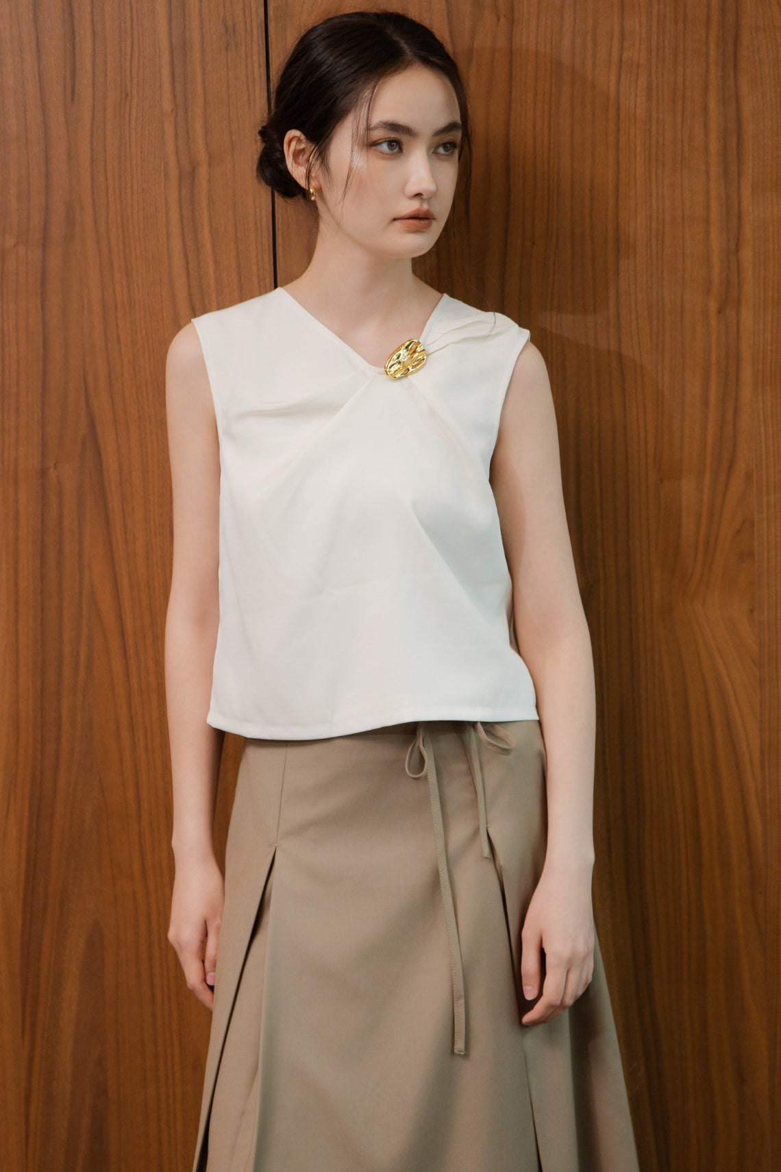 Sleeveless Detail Pin Top (Ivory)