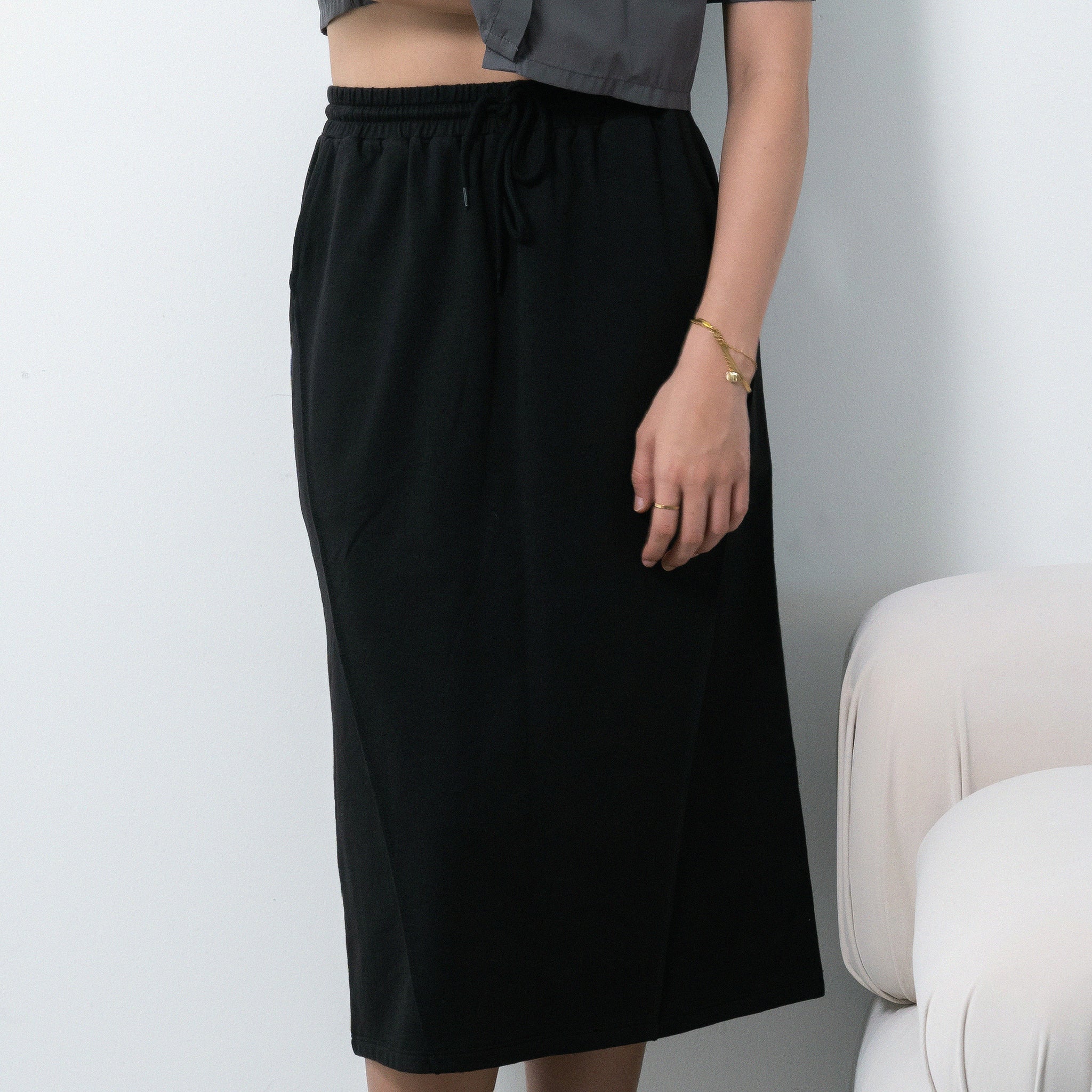 Cutline Pencil Midi Skirt (Black)