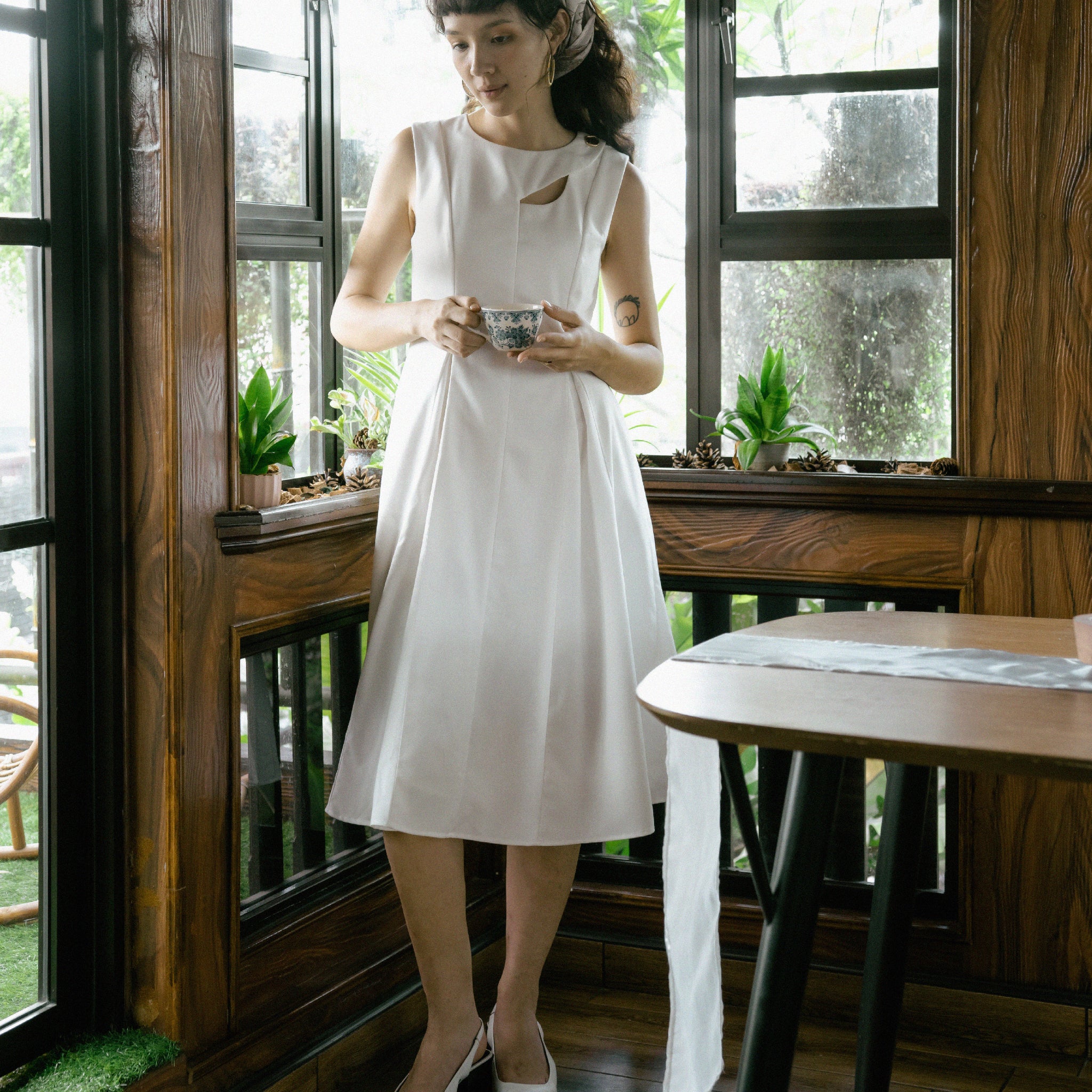 Sleeveless Pleated Flare Dress (White)