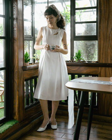 Sleeveless Pleated Flare Dress (White)